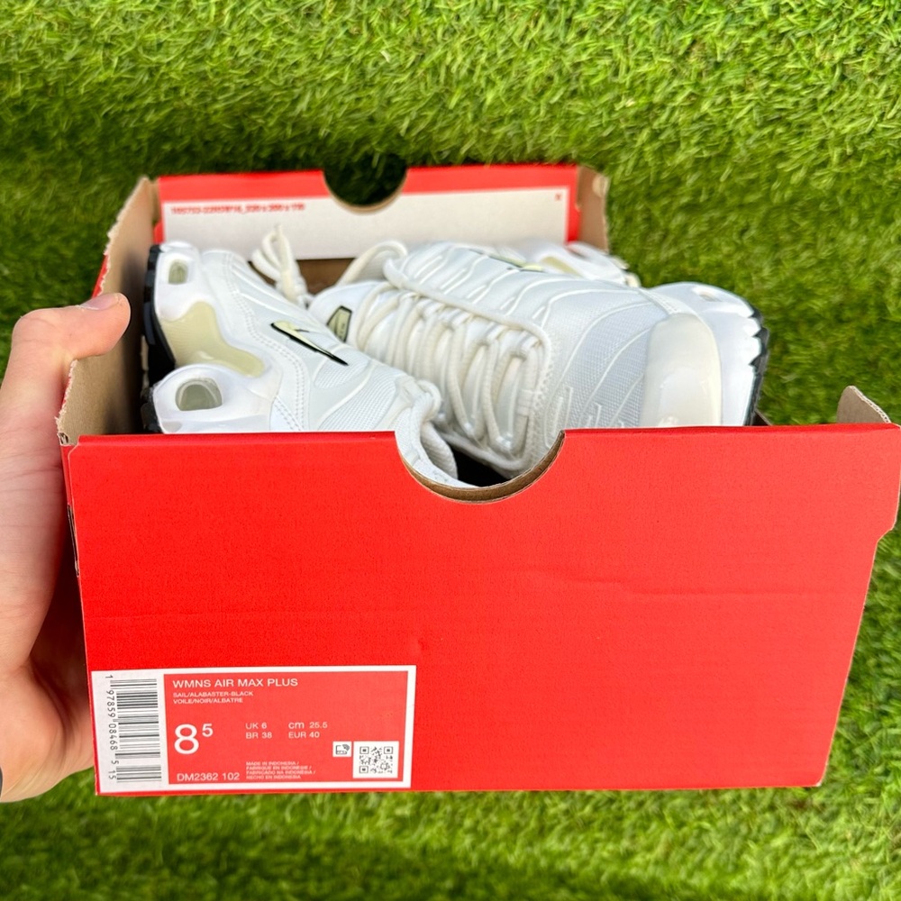 Women's Nike Air Max Plus Alabaster Brand new Shoes size 8,5 US Authentic - Picture 7 of 8